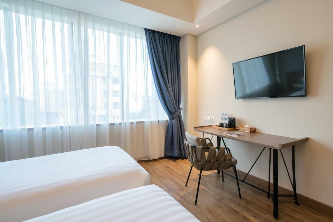 Luminor Hotel Jakarta Kota By Wh Exterior photo